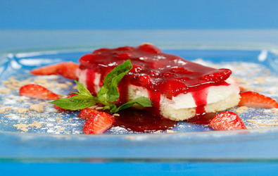 Παντεσπάνι με κρέμα και γλυκό φράουλας