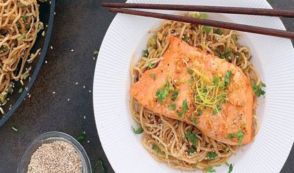 Ψητός σολομός με μίριν και νουντλς με σουσάμι