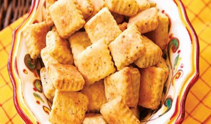 Τραγανές τυρομπουκιές με μαύρο πιπέρι