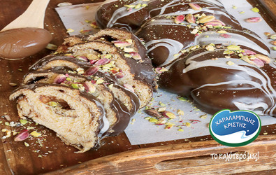 Τσουρέκι με σοκολάτα πραλίνα και φιστίκια